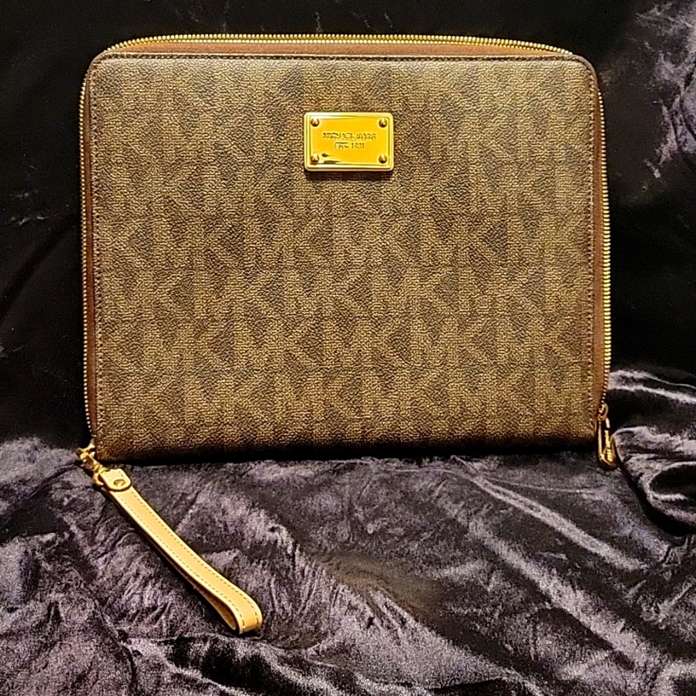 MICHAEL KORS -  Monogram Zippered Portfolio w/Pocket for iPad or Tablet
